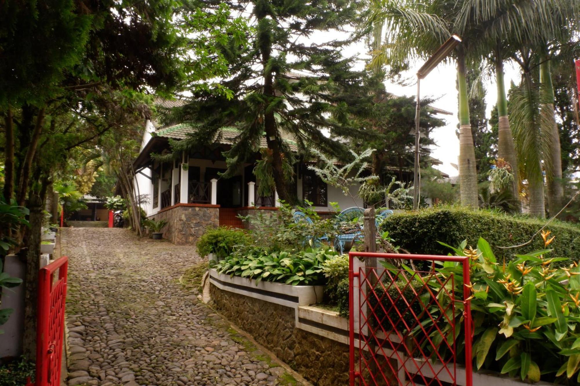 Cemara'S Homestay Batu  Exterior photo